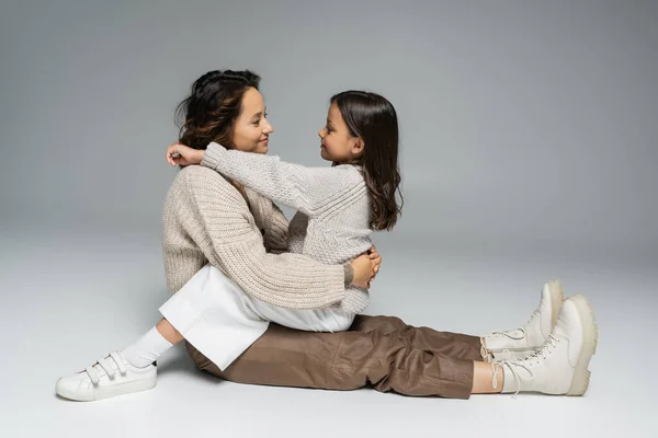 Vista Lateral Madre Morena Hija Ropa Abrigo Sonriéndose Sobre Fondo — Foto de Stock