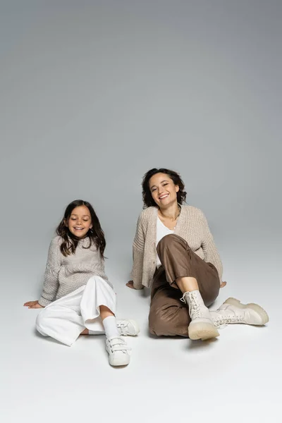 Mujer Alegre Niño Traje Otoño Moda Posando Sobre Fondo Gris — Foto de Stock