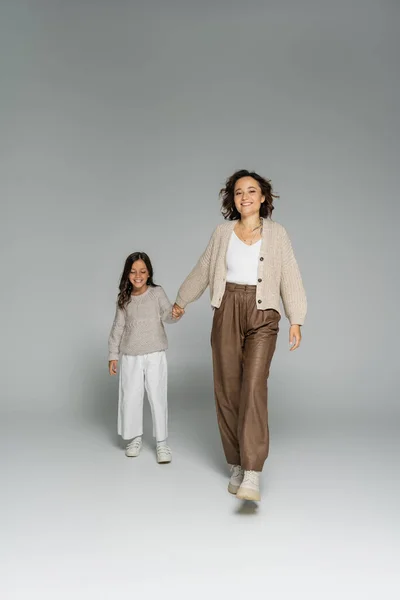 Mujer Feliz Elegante Mirando Cámara Mientras Toma Mano Con Hija —  Fotos de Stock