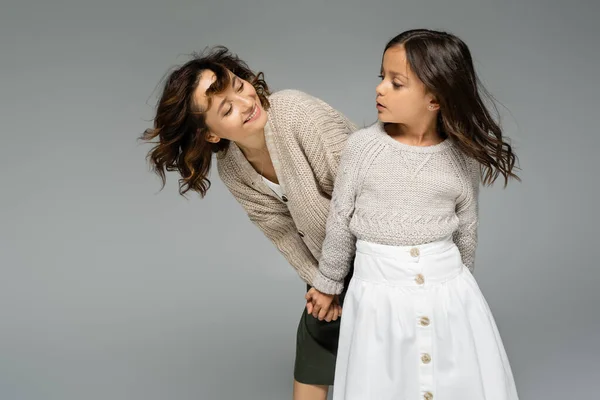 Madre Niño Con Estilo Tomados Mano Mirándose Mientras Bailan Aislados — Foto de Stock