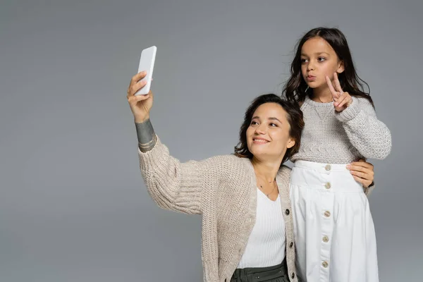 Trendiges Mädchen Zeigt Siegeszeichen Neben Lächelnder Mutter Die Selfie Auf — Stockfoto