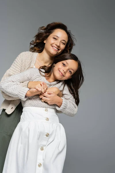 Vista Ángulo Bajo Joven Feliz Prendas Punto Abrazando Hija Sonriente — Foto de Stock