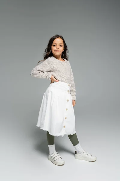 Pełna Długość Dziecka Białej Spódnicy Sweter Dzianiny Stojący Ręką Biodrze — Zdjęcie stockowe