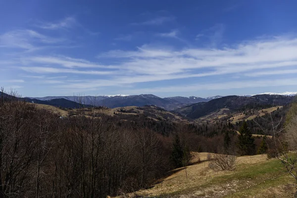 Malerischer Blick auf blauen Himmel und Berge bei Tag — Stockfoto