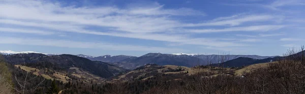 Vista panoramica delle montagne e del cielo con nuvole durante il giorno, banner — Foto stock