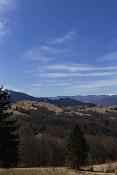 Blauer Himmel mit Wolken über den Bergen am Tag — Stockfoto