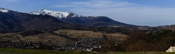 Paesaggio paesaggistico con montagne e cielo sullo sfondo, banner — Foto stock