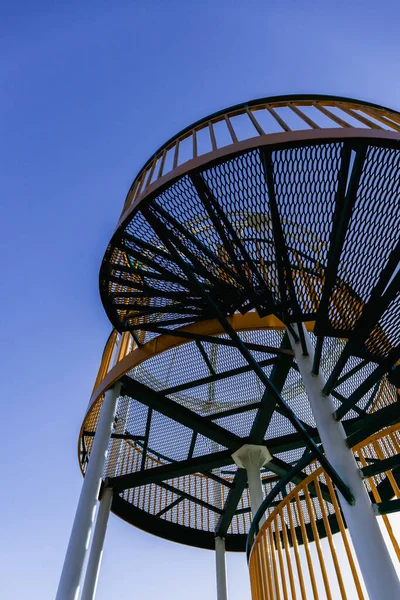 Low angle view of viewpoint with blue sky at background - foto de stock