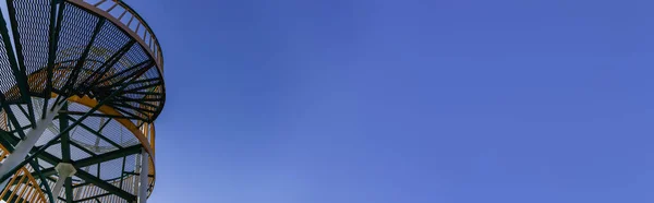 Vista de ângulo baixo do ponto de vista com escadas e céu azul no fundo, banner — Fotografia de Stock