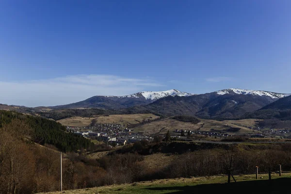 Village and mountains with blue sky at background — стоковое фото