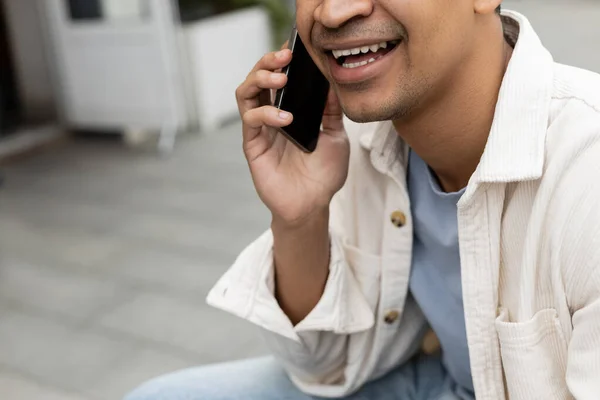 Abgeschnittene Ansicht eines glücklichen afrikanisch-amerikanischen Mannes, der auf der Sommerterrasse mit dem Smartphone spricht — Stockfoto