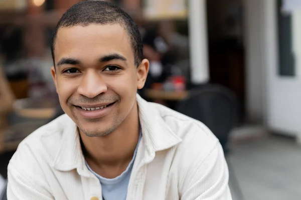 Retrato de hombre americano africano alegre mirando la cámara - foto de stock