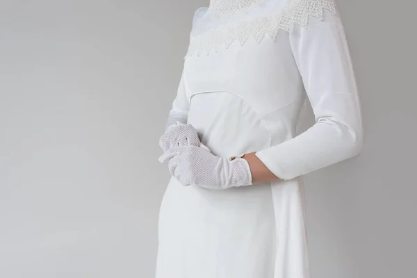 Vista cortada de mulher em luvas e vestido de noiva isolado em cinza — Fotografia de Stock
