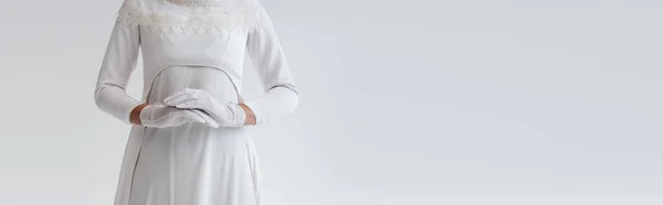 Vista recortada de la novia en guantes y vestido de novia aislado en gris, bandera - foto de stock