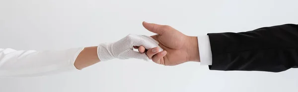 Vista recortada del novio y la novia tomados de la mano aislados en gris, pancarta - foto de stock