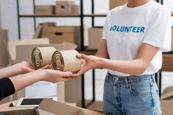 Visão cortada do voluntário afro-americano que distribui ajuda humanitária — Fotografia de Stock