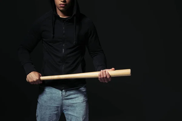 Vue recadrée d'un hooligan afro-américain tenant une batte de baseball isolée sur du noir — Photo de stock