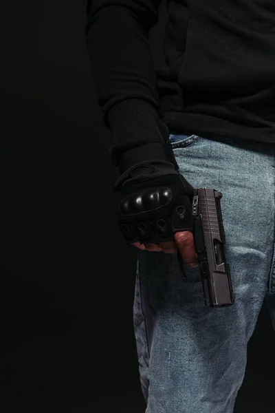 Обрізаний вид афроамериканського хулігана, який тримає пістолет ізольовано на чорному — стокове фото