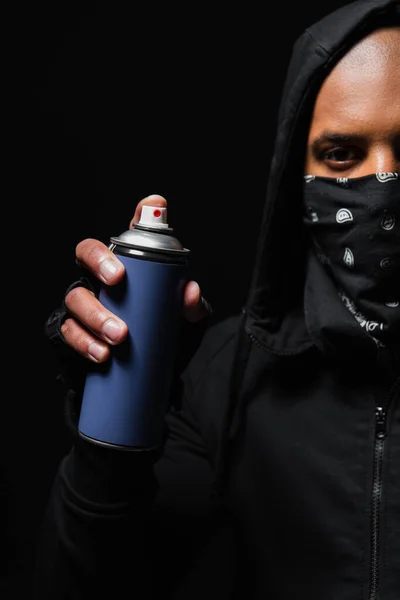 Cropped view of african american bandit with mask on face holding spray paint isolated on black — Fotografia de Stock