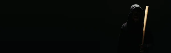 Силуэт хулигана, держащего бейсбольную биту при освещении изолирован на черном, баннер — стоковое фото