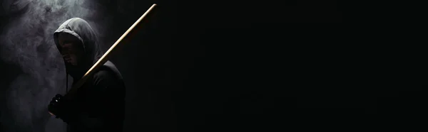 Бічний погляд на силует африканського американського хулігана з бейсбольною битою на чорному тлі з димом, банером — стокове фото