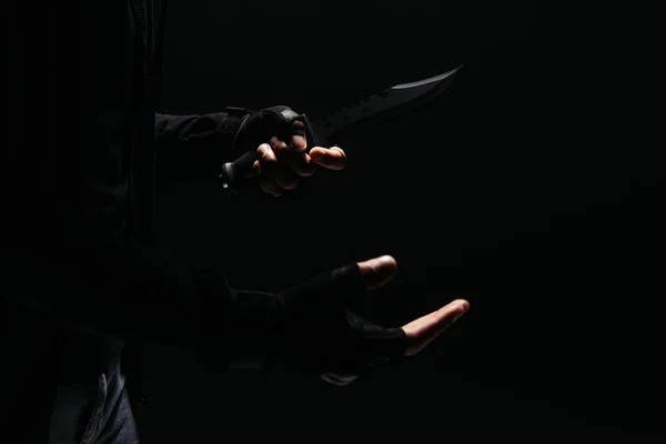 Cropped view of african american bandit in gloves holding knife isolated on black — Photo de stock