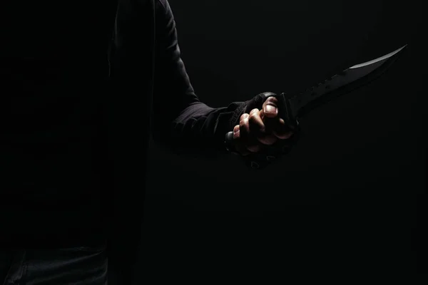 Обрезанный вид африканского американского грабителя, держащего нож изолированный на черном — стоковое фото
