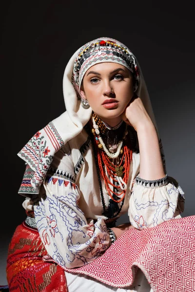 Retrato de jovem mulher ucraniana em roupas tradicionais com ornamento e contas vermelhas em preto — Fotografia de Stock