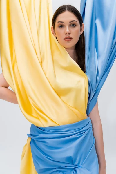 Retrato de mulher ucraniana jovem em vestido azul e amarelo posando isolado em cinza — Fotografia de Stock