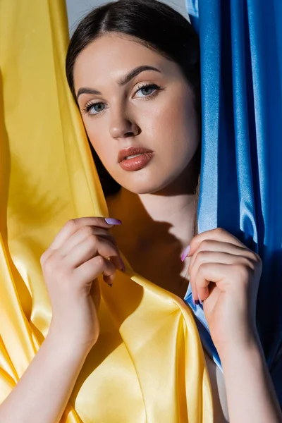 Retrato de jovem sensual com olhos azuis perto da bandeira ucraniana — Fotografia de Stock