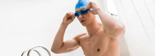 Атлетичный и без рубашки мужчина в плавательных очках, баннер — стоковое фото