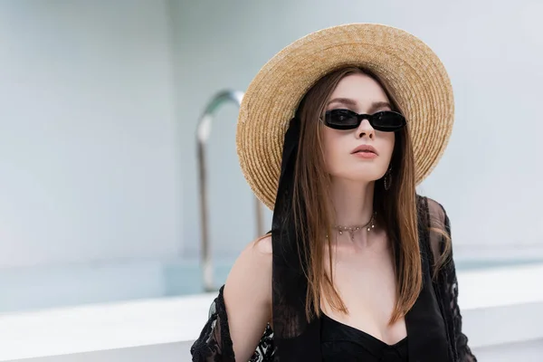 Stylish woman in sunglasses and straw hat at resort — Foto stock