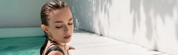 Jovem bonita com cabelo molhado nadando na piscina com água azul, banner — Fotografia de Stock