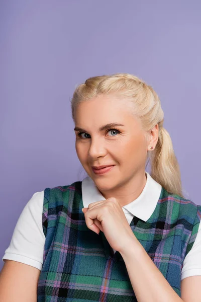 Portrait of smiling blonde student looking at camera isolated on purple — Photo de stock