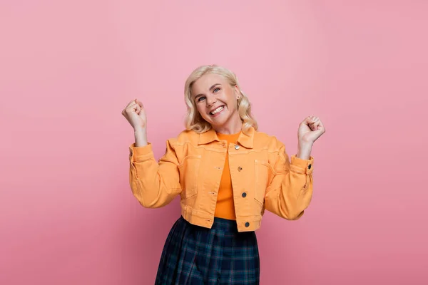 Cheerful blonde woman showing yes gesture isolated on pink — Fotografia de Stock