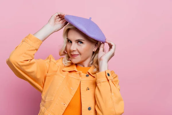 Stylish blonde woman holding beret isolated on pink — Photo de stock