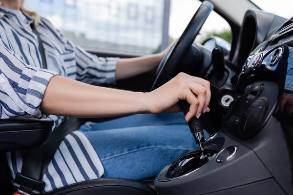 Cropped view of woman driving car during course — Photo de stock