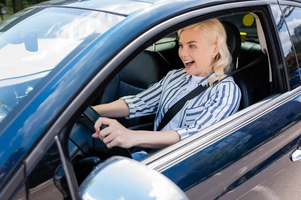 Excited beginner driving car during driving course - foto de stock