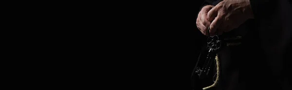 Vista cortada de monge medieval com chaves isoladas em preto, banner — Fotografia de Stock