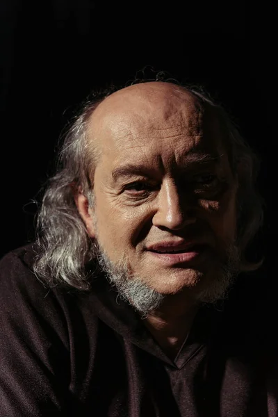 Retrato de filósofo religioso con barba y pelo gris aislado sobre negro - foto de stock