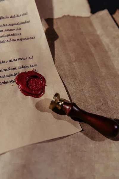 Vue de dessus du manuscrit médiéval avec sceau de cire sur des feuilles de parchemin — Photo de stock