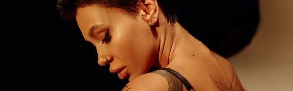 Portrait de femme tatouée avec maquillage sur fond noir, bannière — Photo de stock