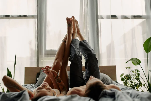 Couple flou tenant la main tout en étant couché sur le lit le matin — Photo de stock