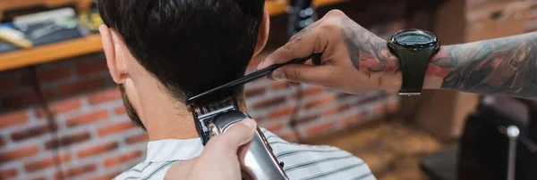 Cabeleireiro aparar pescoço de homem morena na barbearia, banner — Fotografia de Stock