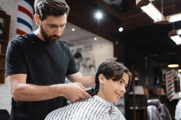 Брюнетка підліток в перукарні мис посміхається біля перукарні обрізаючи шию в салоні краси — стокове фото