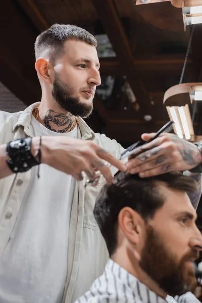 Peluquería corte de pelo del cliente borroso en el salón de belleza - foto de stock