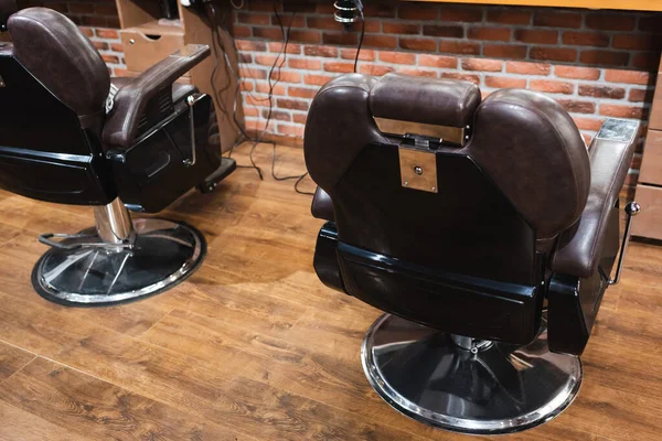 Fauteuils confortables en cuir dans un salon de beauté — Photo de stock