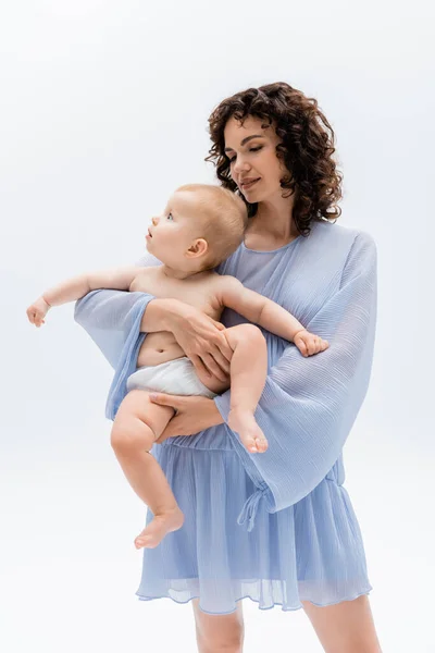 Mère élégante en robe tenant bébé fille isolé sur blanc — Photo de stock