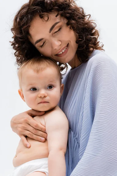 Ritratto donna sorridente genitore abbraccio bambino figlia in mutandine isolato su bianco — Foto stock
