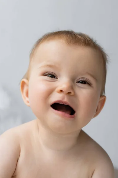 Ritratto di bambina felice con la bocca aperta che guarda a casa — Foto stock